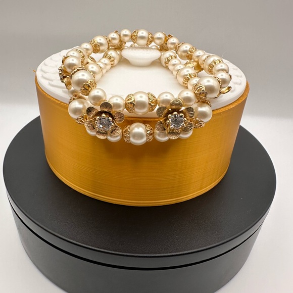 Source Unknown Jewelry - Vintage OSFM Elegant Pearl and Gold Flower Bracelet